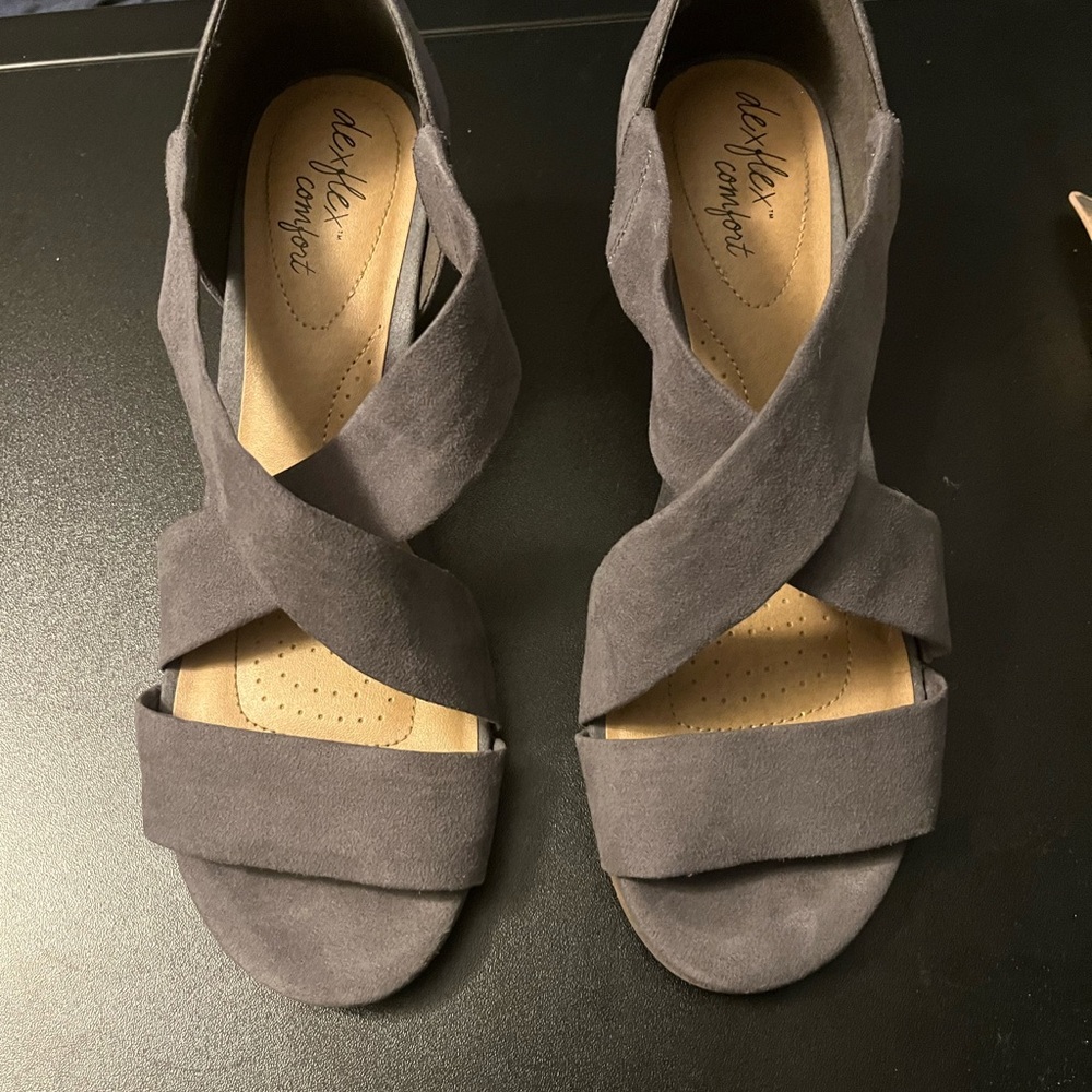 Dexflex Comfort Gray Sandals with Crisscross Straps